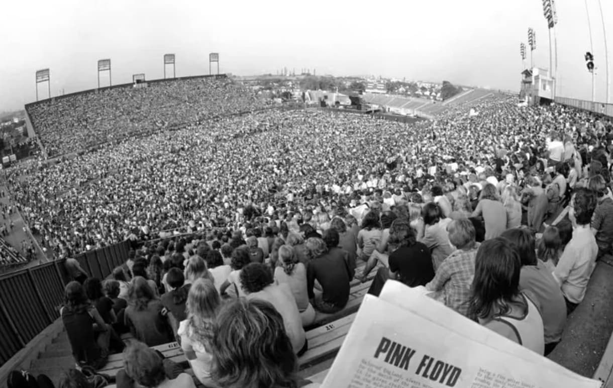 pink floyd concert crowd - L Co Pink Floyd